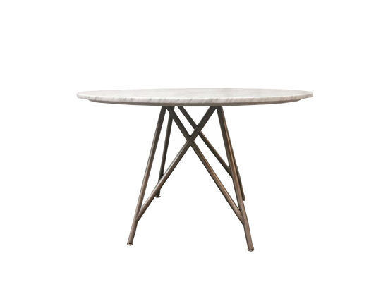 Ronde eettafel van koraal in marmer en geborsteld roestvrij staal.