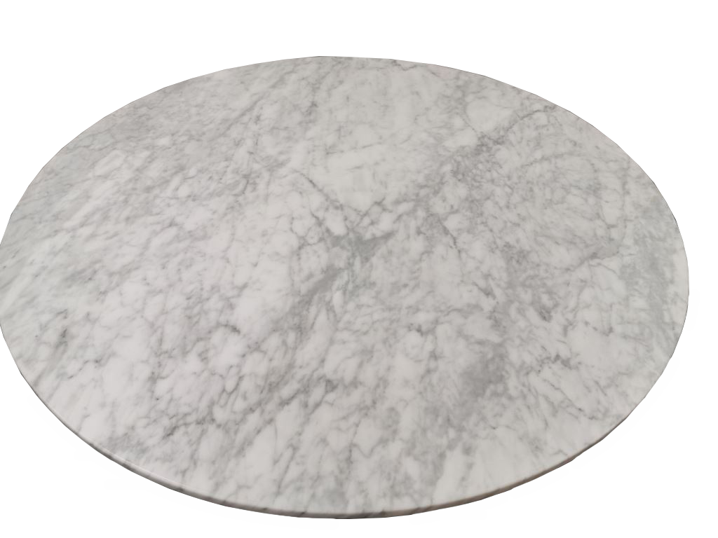 Ronde eettafel van koraal in marmer en geborsteld roestvrij staal.