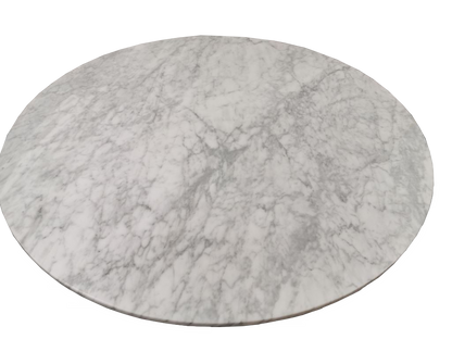 Ronde eettafel van koraal in marmer en geborsteld roestvrij staal.