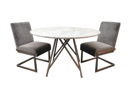 Ronde eettafel van koraal in marmer en geborsteld roestvrij staal.